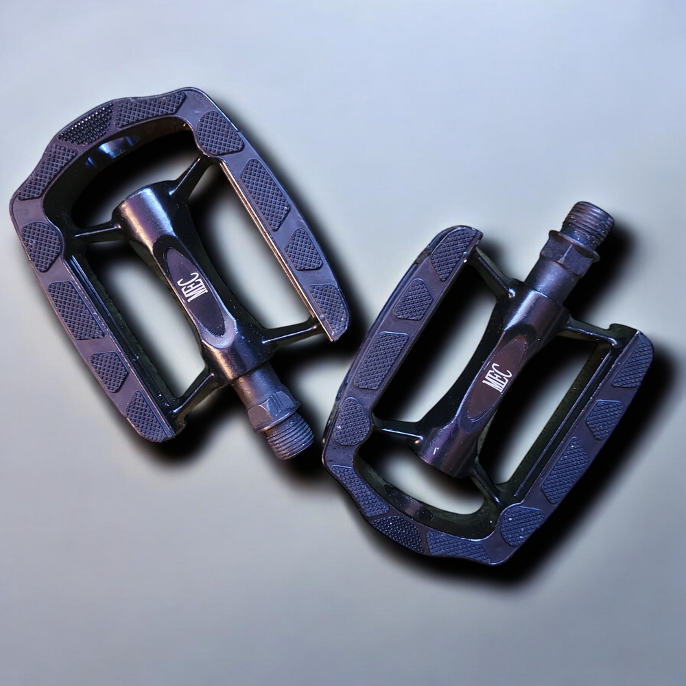MOUNTAIN EQUIPMENT CO-OP - Moss Bike Pedals Black With An Orange Reflective Edge